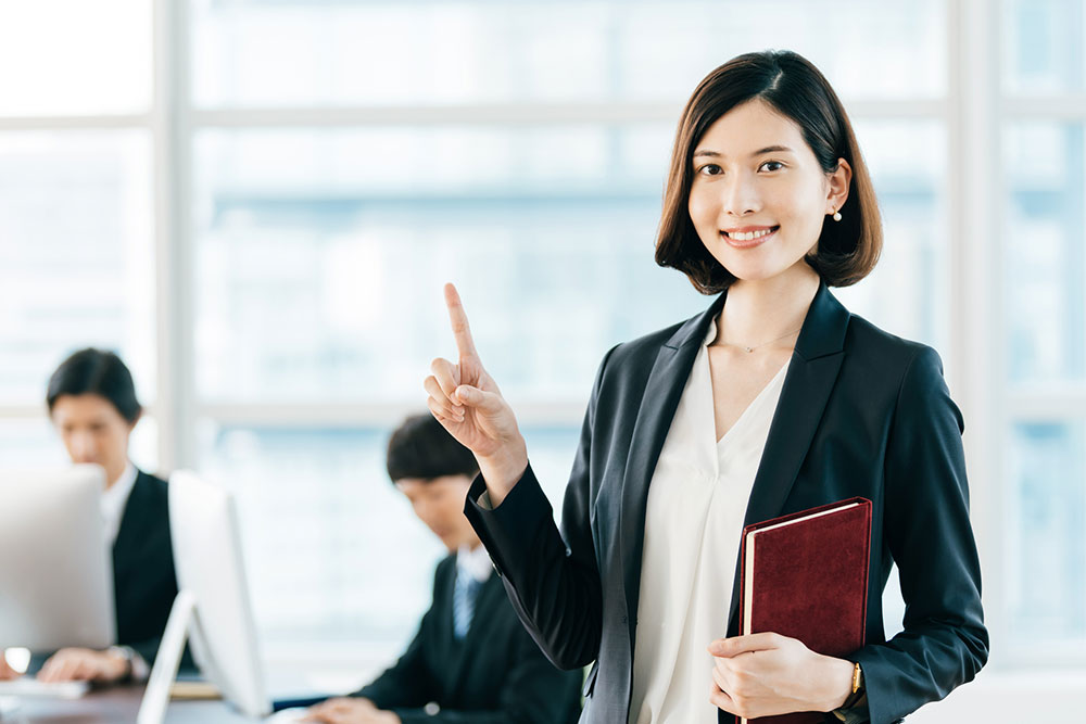 オフィスで仕事をする女性