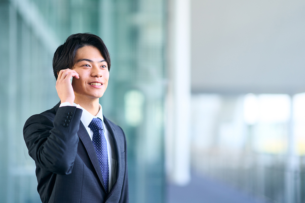 電話をするビジネスマン