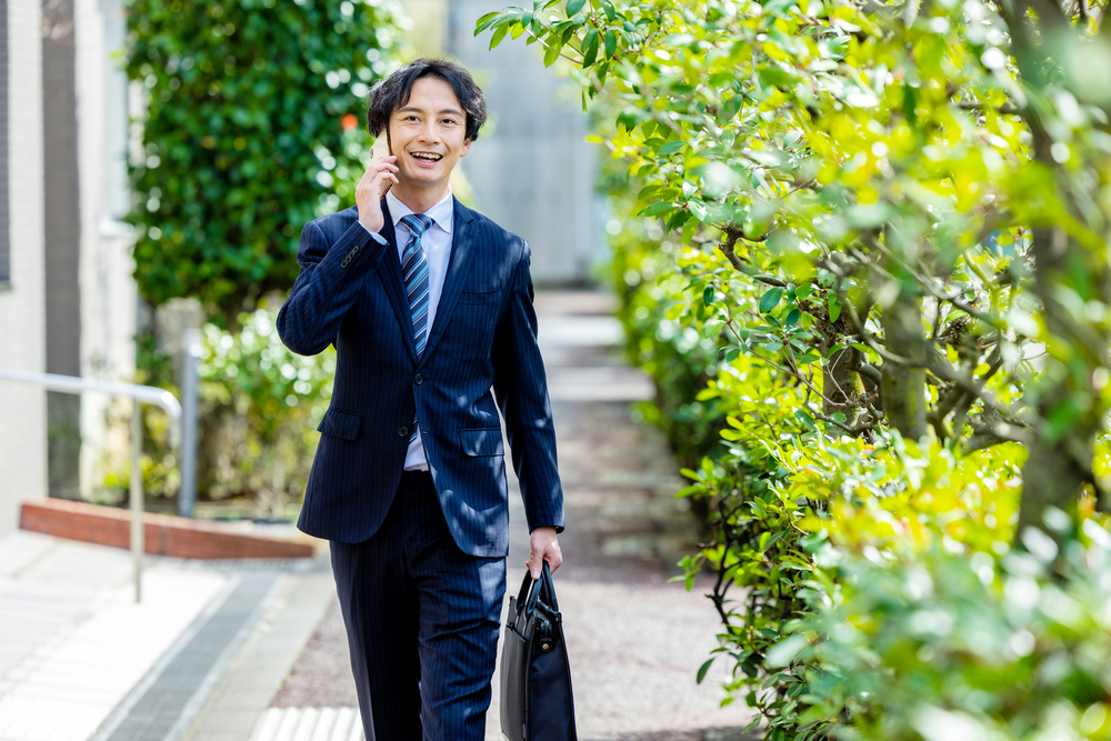 屋外で電話をするビジネスマン