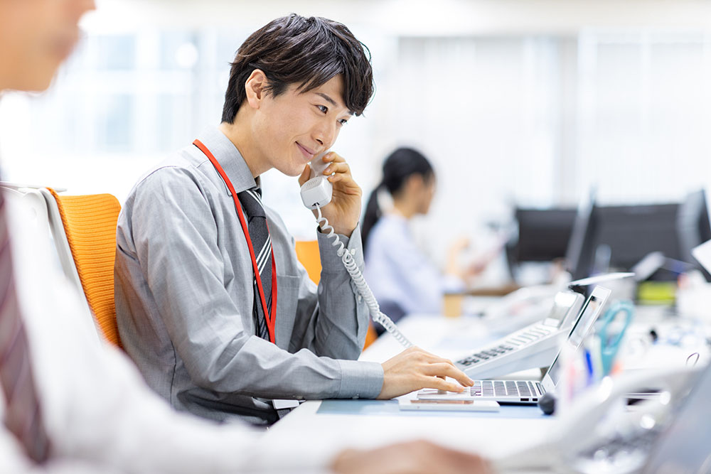 オフィスで電話をする男性