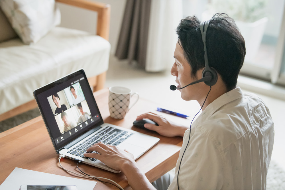 在宅勤務をする日本人男性イメージ