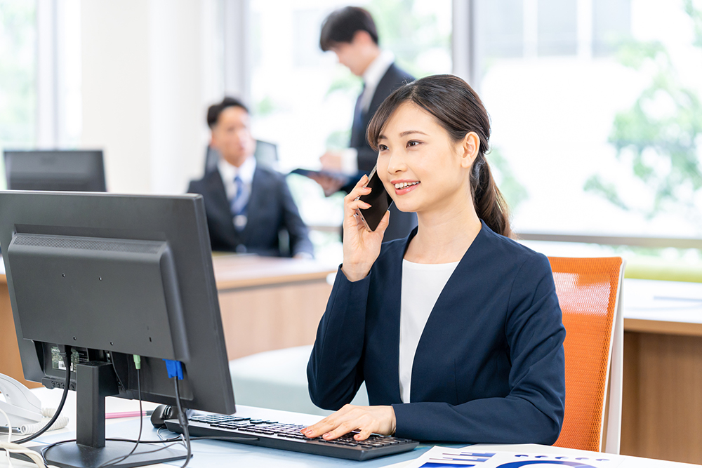 オフィスで電話するビジネスウーマン