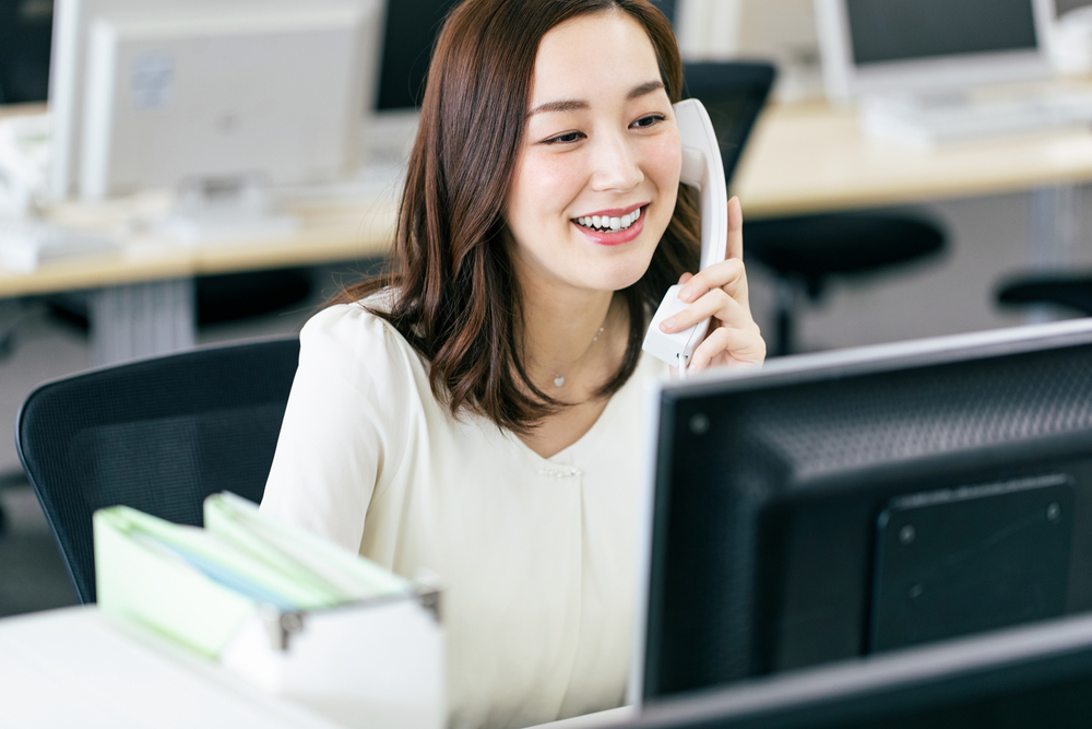 オフィスで電話をする女性