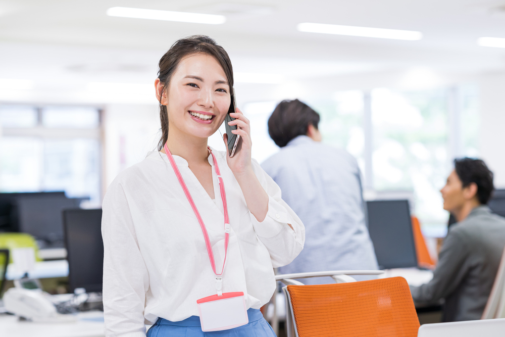 社内で電話をするビジネスウーマン